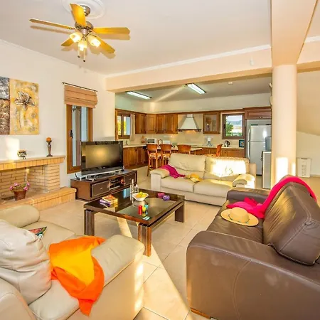 Dora' S Villa Argaka