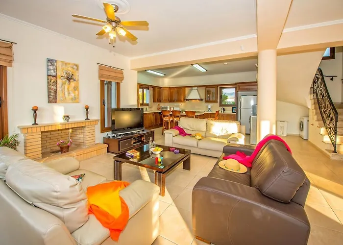 Dora' S Villa Argaka