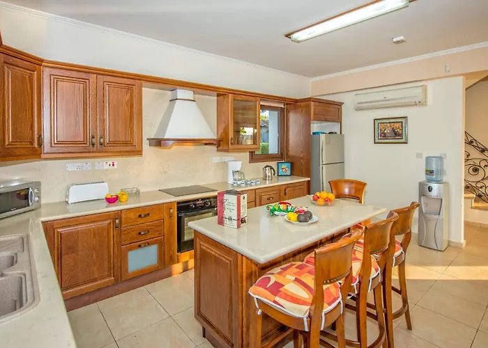 Dora' S Villa Argaka